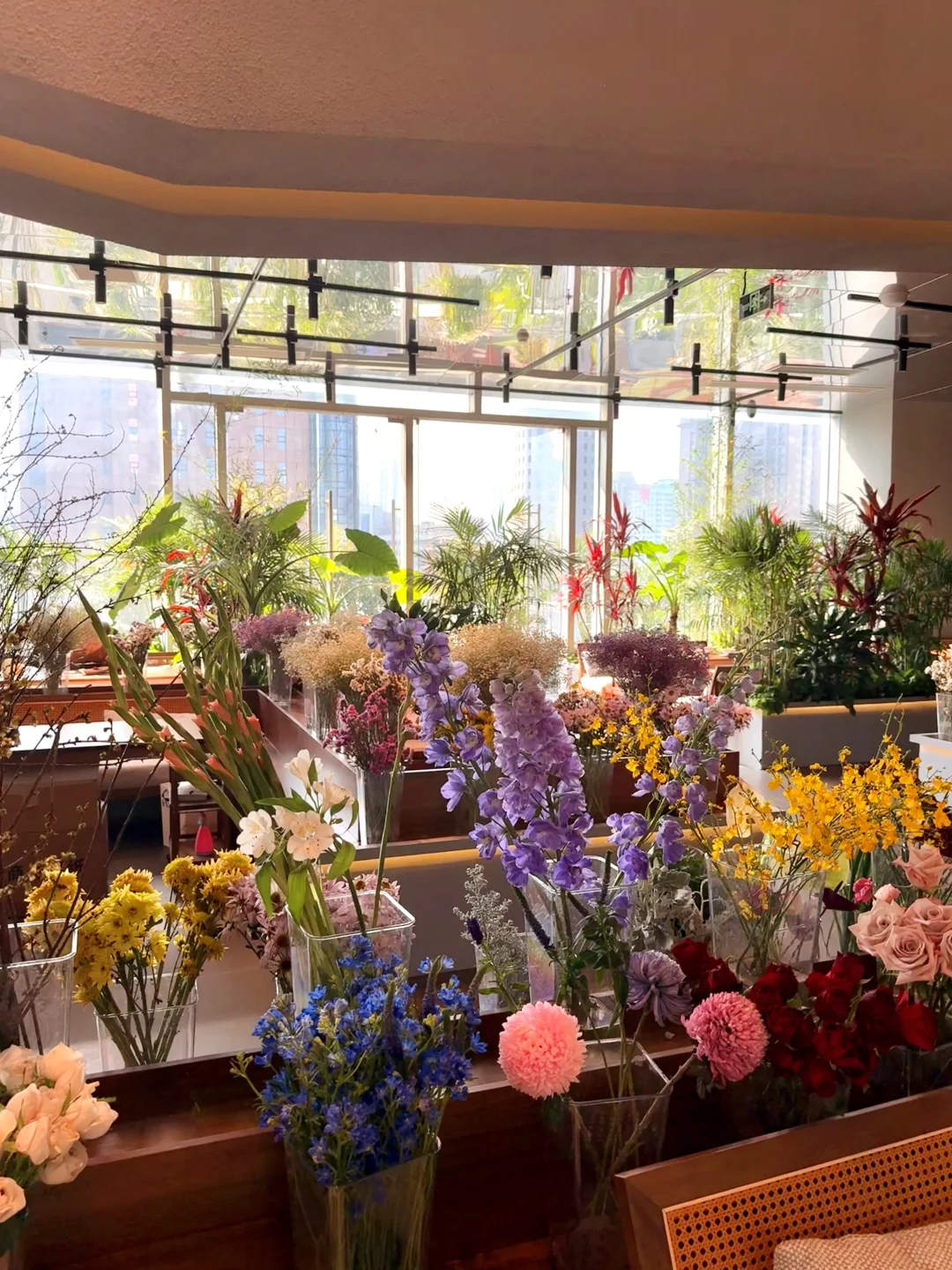 贵阳首店。。。开了！！被花包围的浪漫餐厅！！