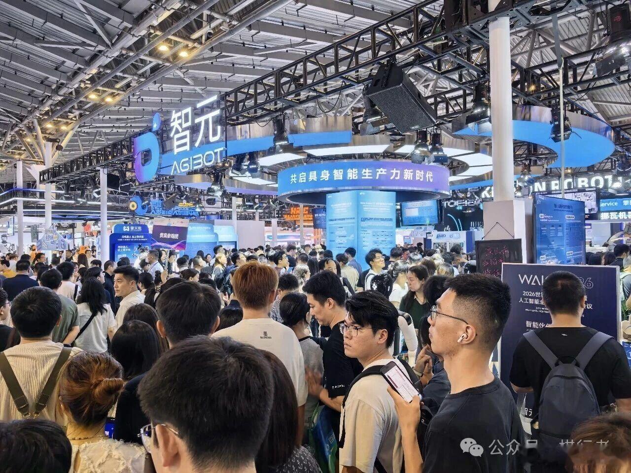 0720夜报-WAIC里的机器人厂商们顶着烈日高温，参观了一天的WAIC世界人工