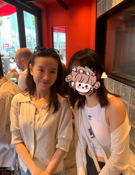#董洁带儿子度假# 有网友在日本偶遇董洁带儿子顶顶一起度假，董洁还亲切和路人合影
