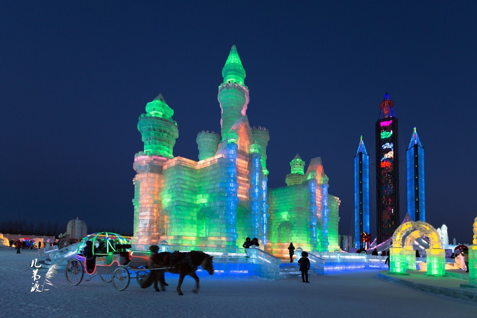 去过一次哈尔滨冰雪大世界，大概14-16年之间，不查硬盘是记不起来了。看那些冰雕