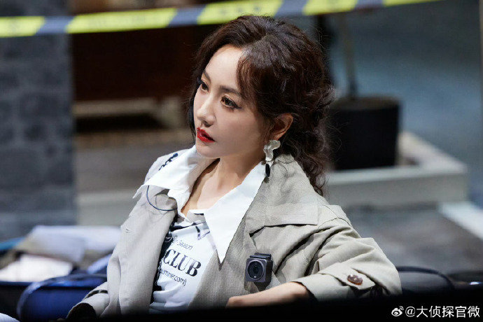 杨蓉红唇风衣杨蓉妈咪级别 谁来懂一下这个杨蓉红唇风衣！妈咪！ ​​​