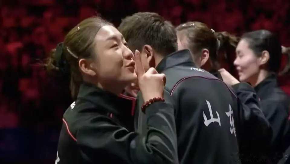 陈梦，太不容易了决赛结束之后，现场观众一直喊河北队，陈梦回头，做了一个闭嘴的手势