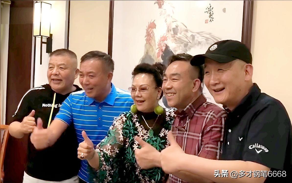 早些年演员们的一张合影里，有看到杨议和前妻梦真的合影，那个时候他们笑容温暖，看起