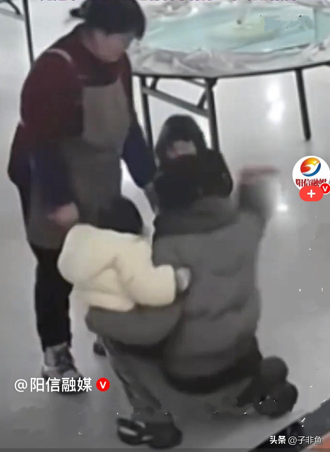 近日，安徽两个不到2岁的孩子，在抢一个玩具车，玩具车是穿黑衣小孩的，黑衣小孩在自