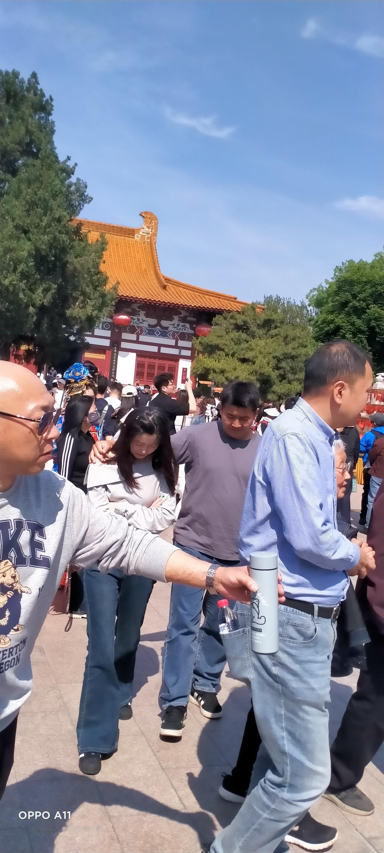 我认为宅家躺平是最美的，平时忙忙碌碌没时间休息，好不容易放假了。有了自由睡它个自