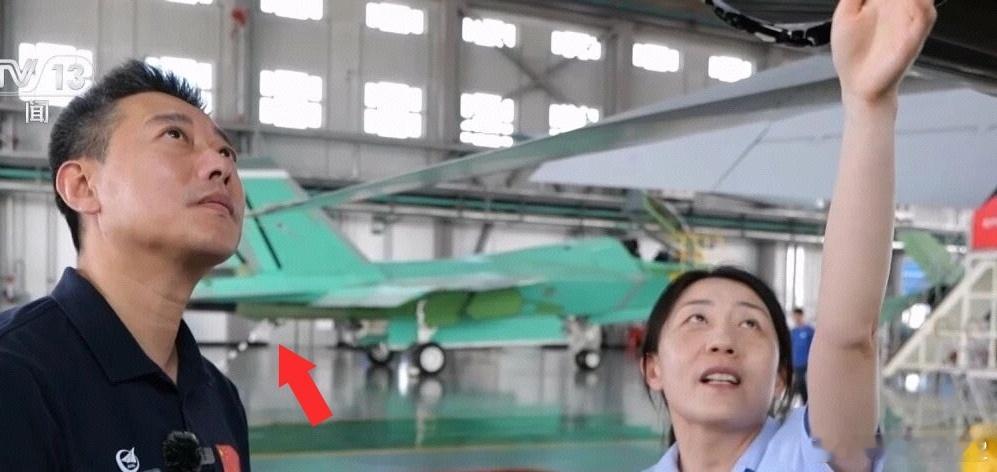 首见J35放下尾钩[拳头]央妈出现重大“失误”，明明说J15系列尾钩，却放出了J