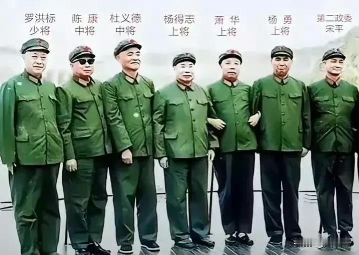 1980年总参谋长杨得志副总参谋长杨勇会见兰州军区领导。最右边一个至今106岁。