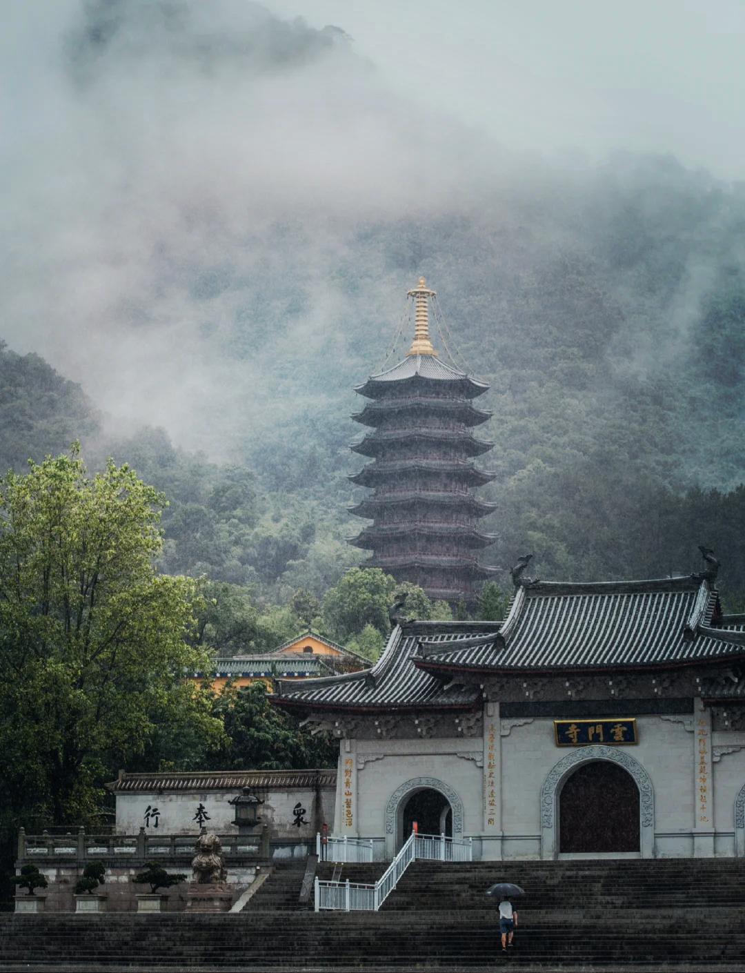 上联：古寺云深藏秘境；
------仄仄平平平仄仄
下联：？？（小林邀友赐对）