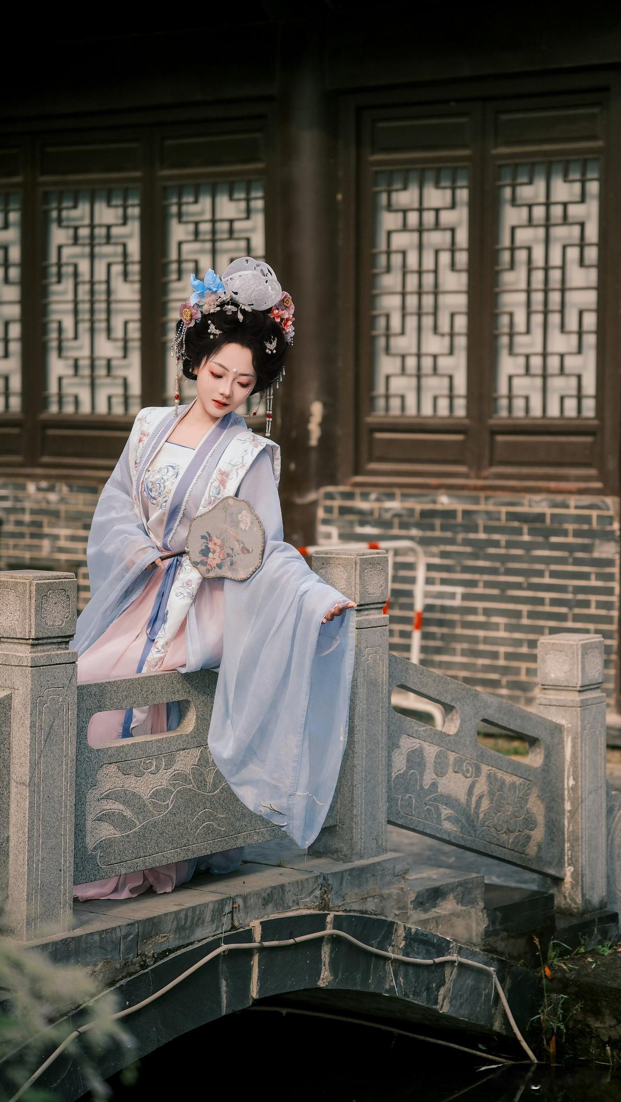 穿越时空的古典美人，桥上轻抚团扇，韵味悠长。