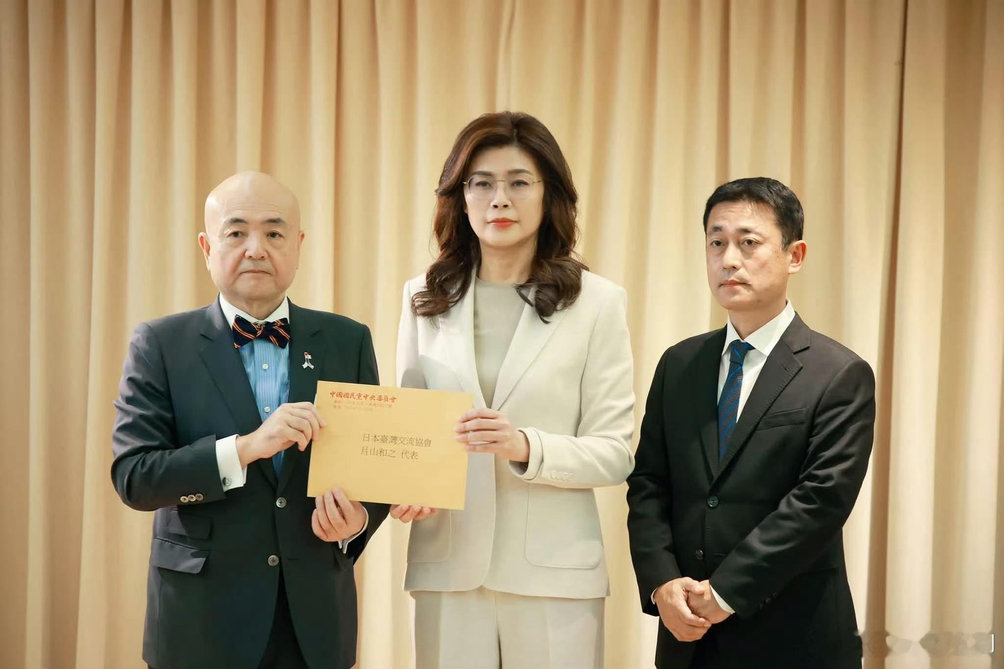 日本熊本县发生强震，郑丽文以个人民义捐款一百万新台币。日台交流协会回函致谢，并说