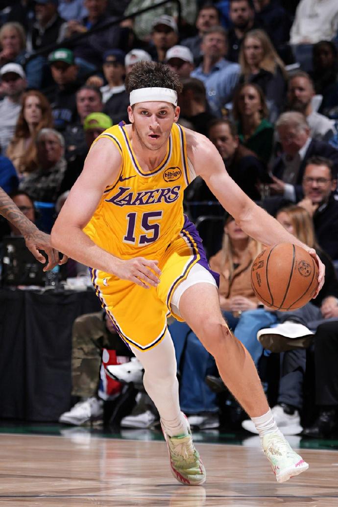 里夫斯已经成长为湖人大当家！
在今天湖人人对阵森林狼的比赛，比赛最后时刻，湖人球