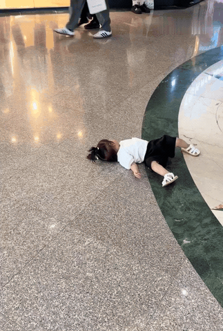 广东，小女孩耍性子赖在地上不起来，路过的一位黑人阿姨只说了一句话就给劝起来了。