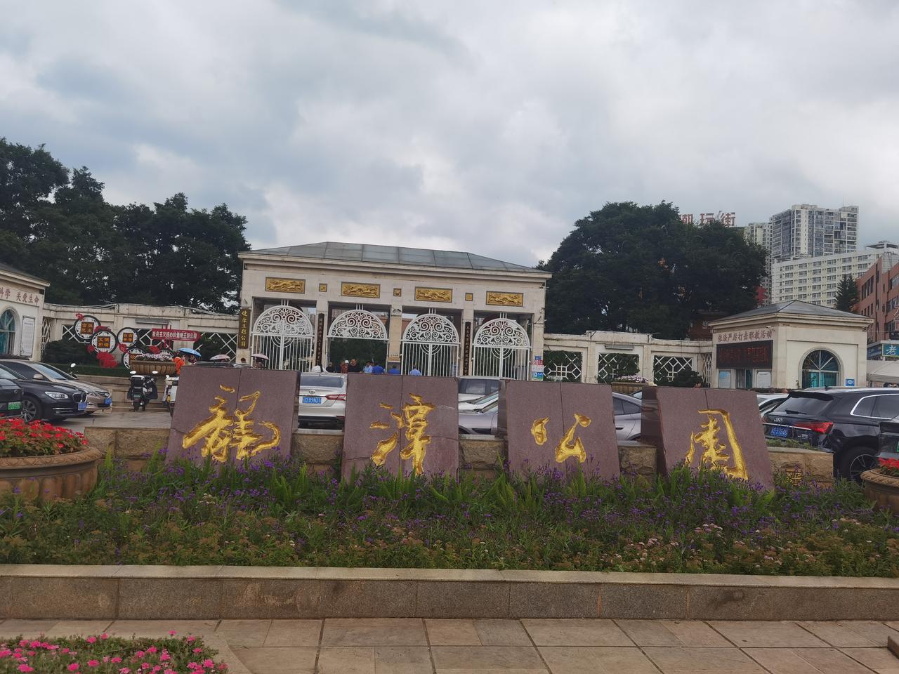曲靖龙潭公园，是滇西少见的喀斯特秘境打卡地，奇峰怪石与湖畔溪流，交织成趣为一幅天