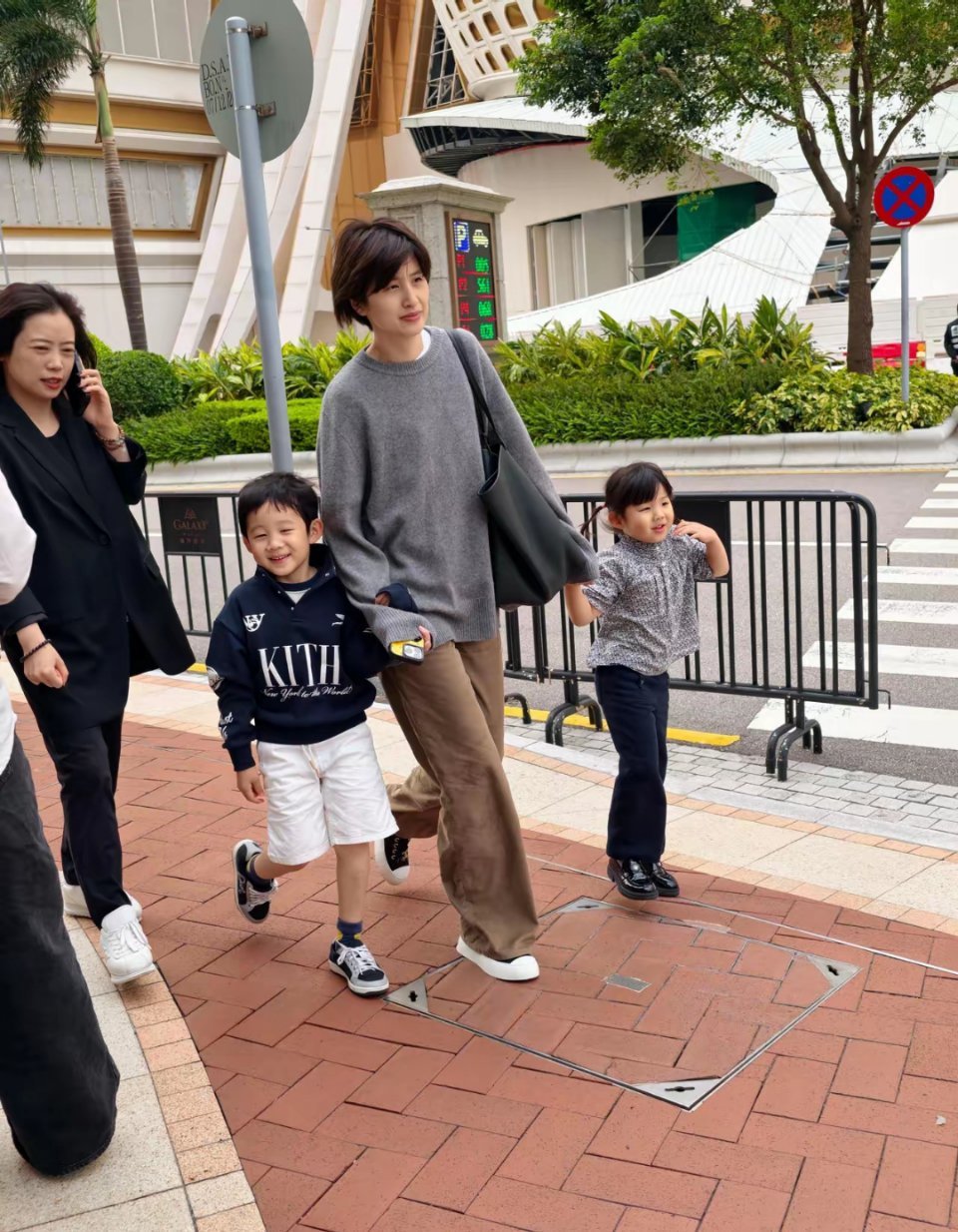 许昕老婆很有审美的样子，一家人穿着都很舒服 