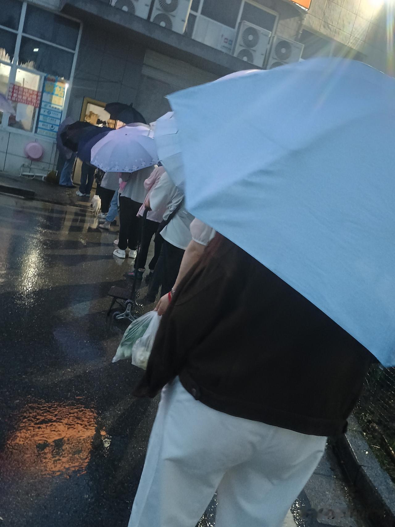下雨天，拿快递的人也不少，主要是确实没事干，陪读的都懂
