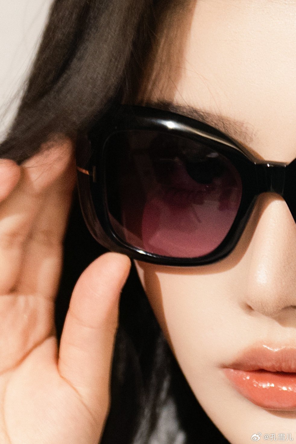 孔雪儿戴个墨镜帅成啥了 孔雪儿这组黑白大片太绝了！墨镜一戴，气场全开，侧身回眸间