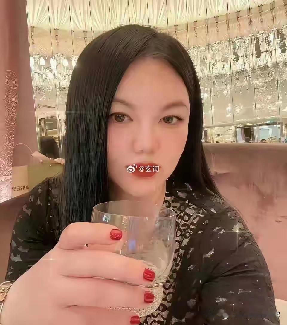 要说拍照细节这方面，真是不服李湘都不行啊，因为看她晒出的自拍照，竟然还特意将自己