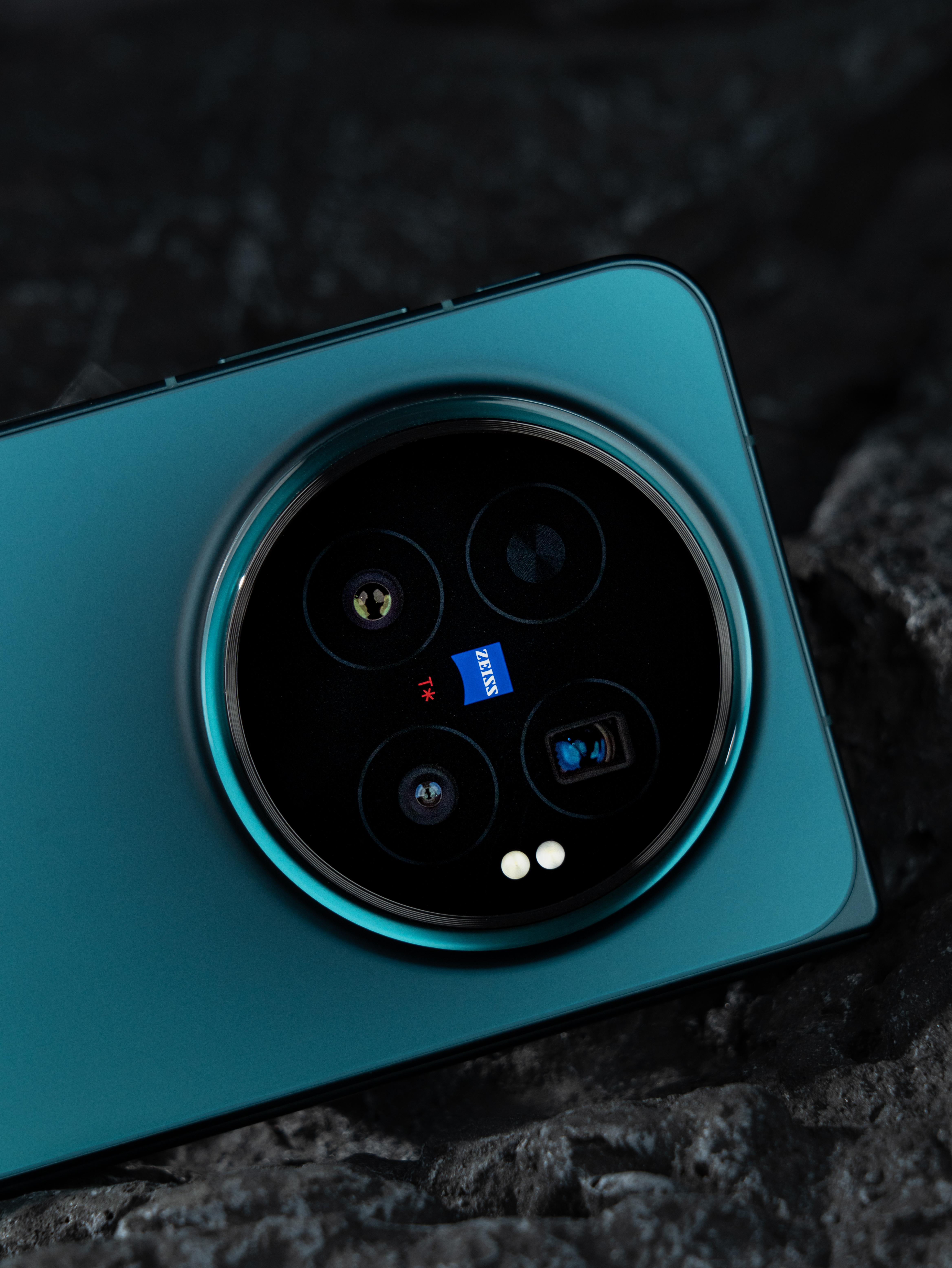 vivo X Fold6 「蓝洞」十分深邃的蓝色，非常有质感vivoXFold6