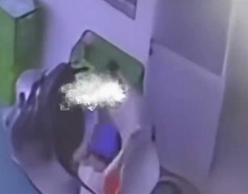 #当地否认食堂员工将学生营养午餐带回家#【玉林陆川否认“食堂员工将学生营养午餐带