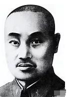 2005年一位国军名将遗孀来川军博物馆参观，看到丈夫照片忽然神色大变，指着哭骂：