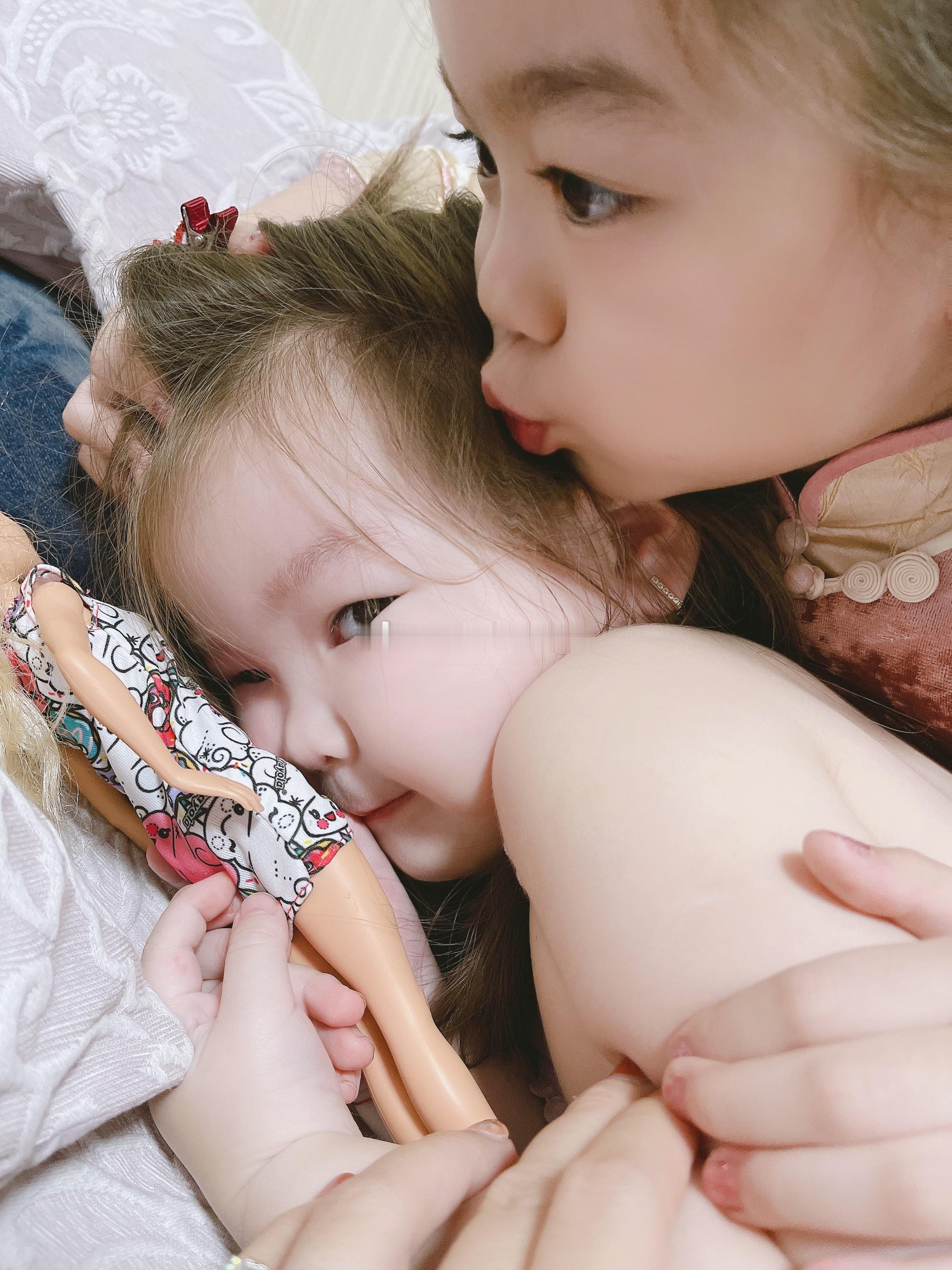 咱们说胖子这个小孩儿是多么有心思呢？刚猫掉下去了 我和队友急得半死一直在找合适的