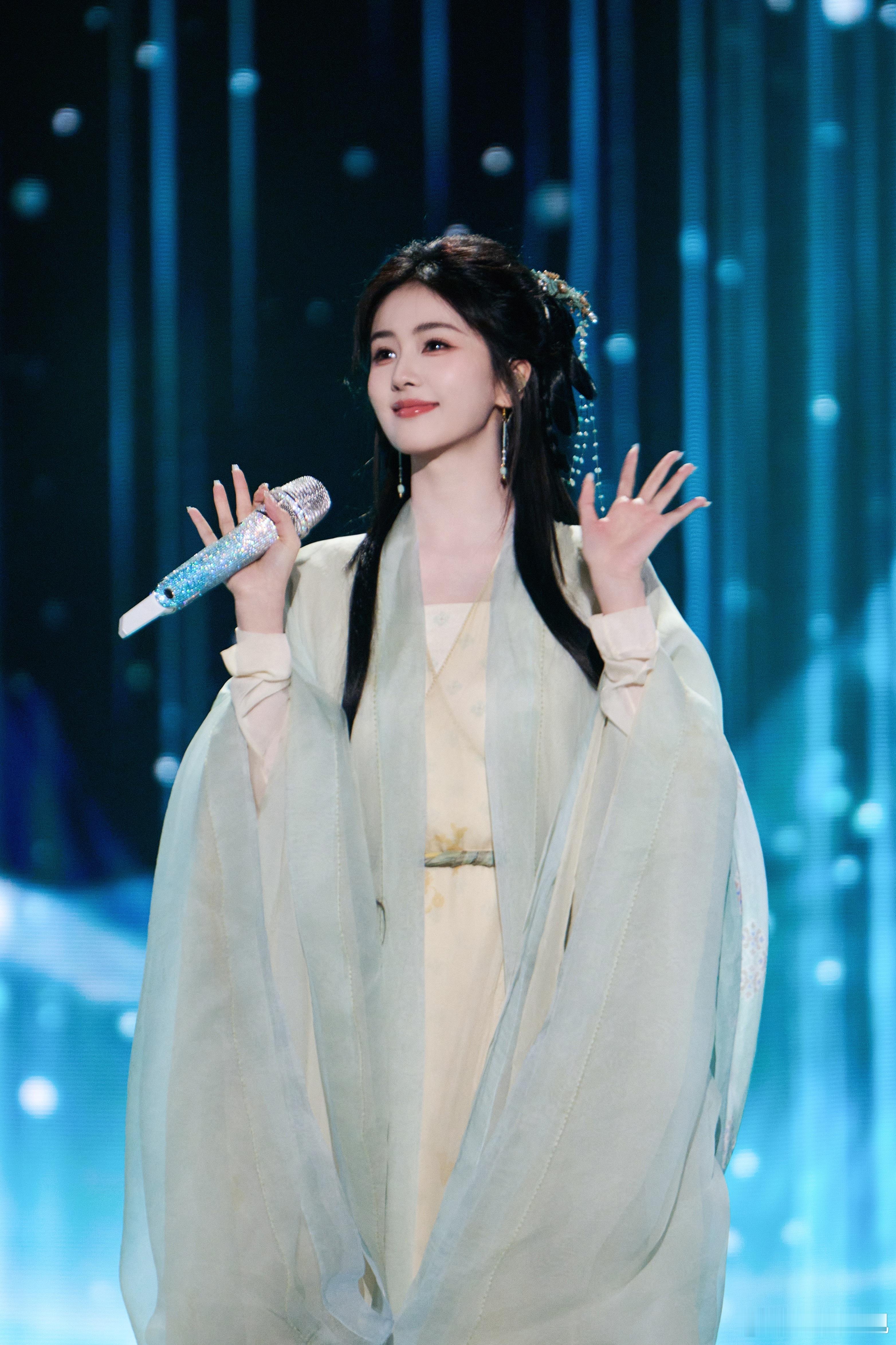 古韵新声交织，诗情暖意相融。欢娱影视演员亮相浙江卫视跨年晚会，以歌声为引，开启温