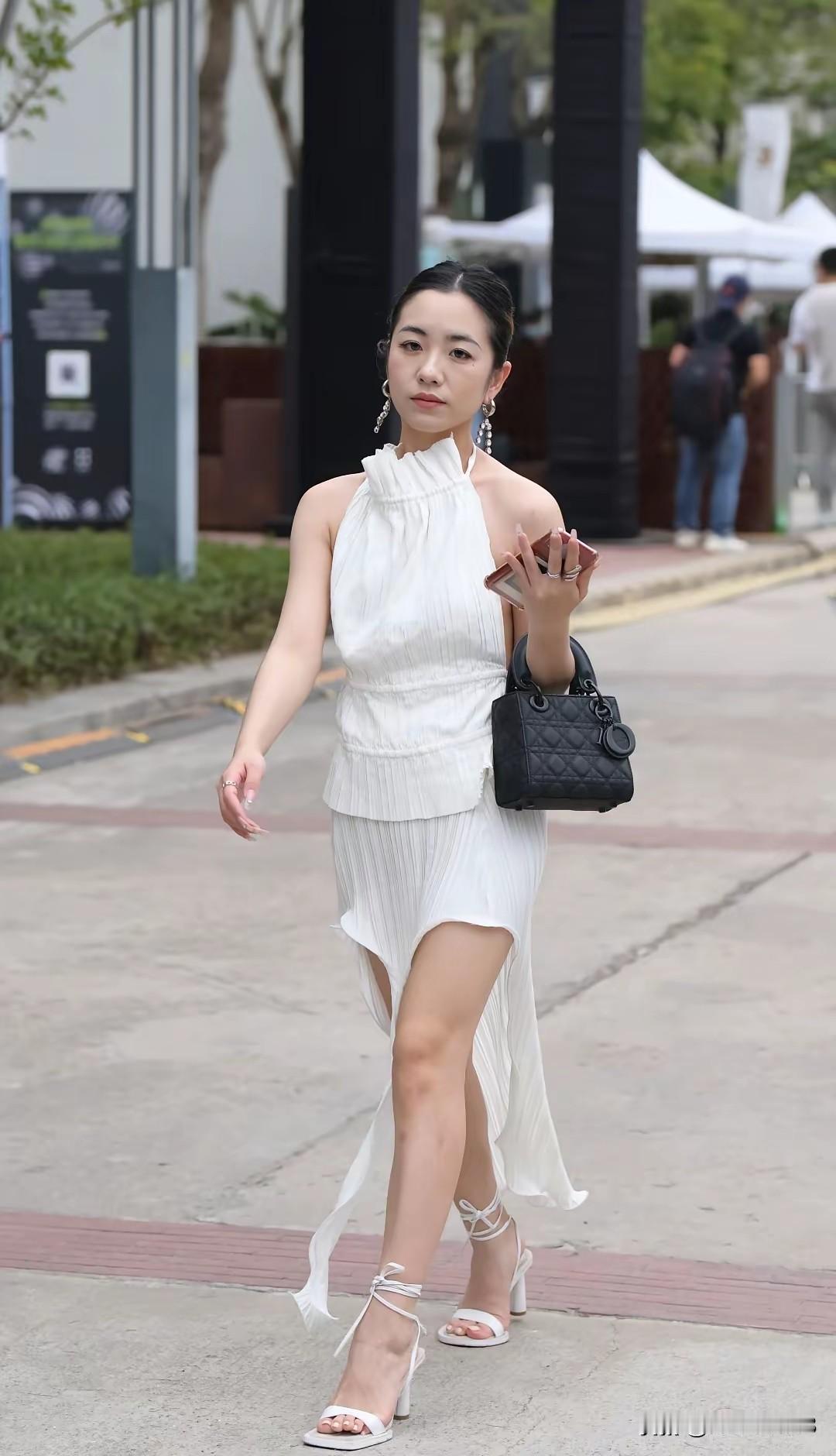 该合群合群，该独行独行，不要在乎失去谁，应该在乎剩下谁，在拥有和失去之间，在得到