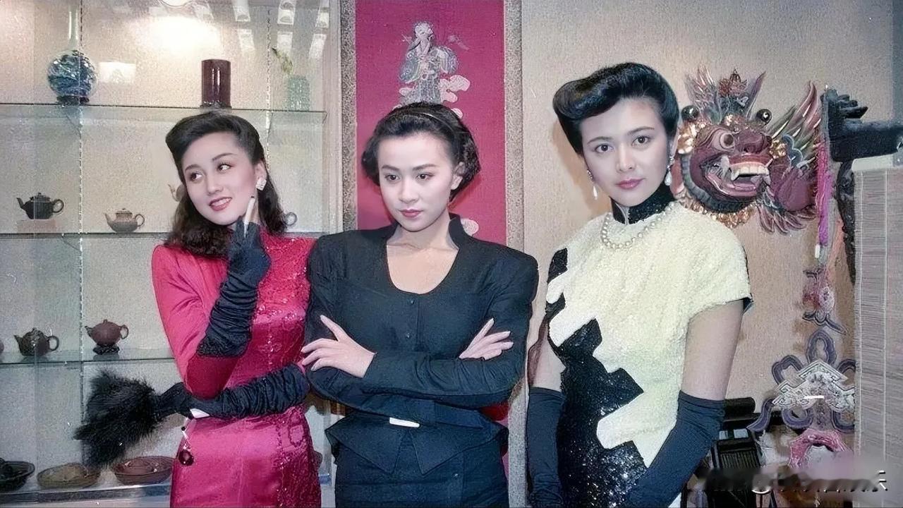 三位港星合影“美人如画”，各具特色，右边是关之琳穿着黑白相间的衣裙气质惊艳，风情