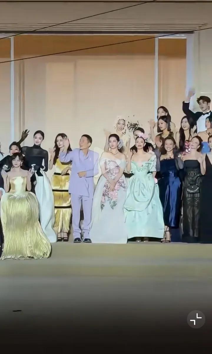 一档节目上拍照环节
娜扎“一把拉过”杨幂
杨幂的回应真真的体现了高情商和素养
