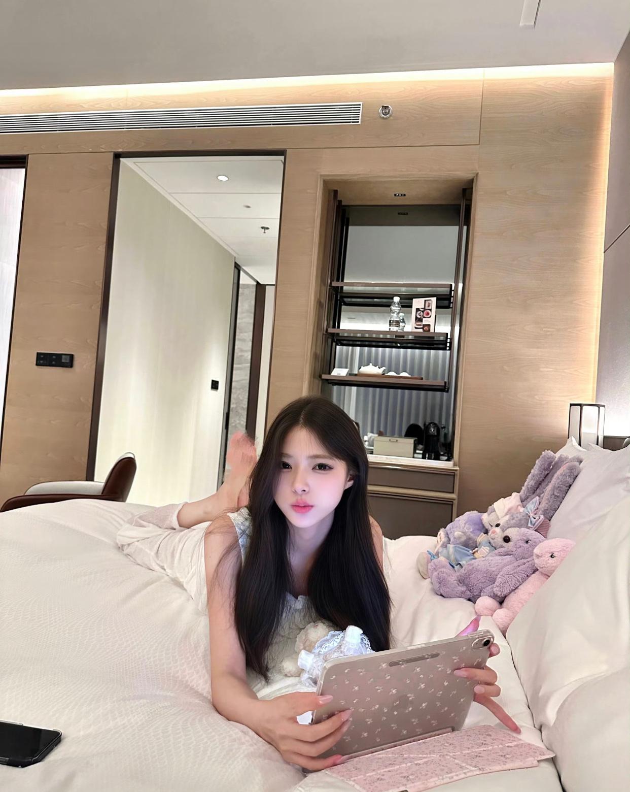 在酒店房间的可爱兔兔抱枕旁，享受悠闲的下午茶时光。🍰🐰🏨兔兔抱抱枕 布娃娃