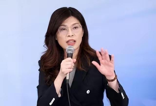 郑丽文现在估计肠子都悔青了。

她没料到向熊本地震捐100万新台币，会被拿去和4