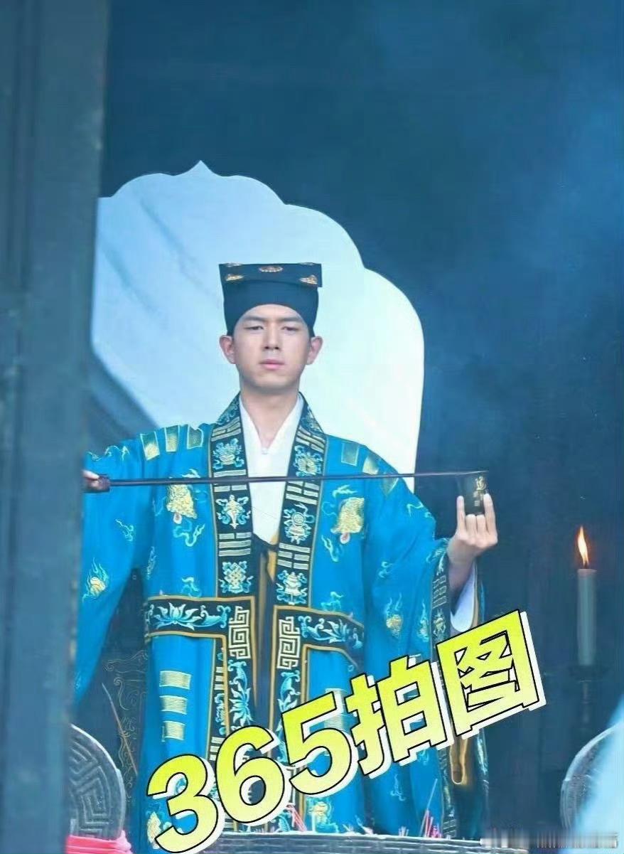 李现最早那部《小河神》也是民国风俗传奇剧，看来新剧也是这个路子。听说李现在开拍前