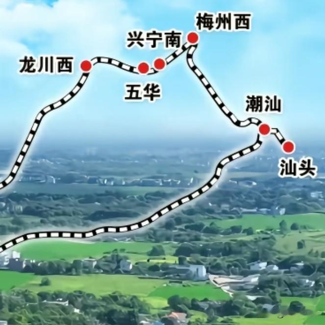 梅龙高铁开通两年多，不少人都在留意梅州、河源、龙川沿线的种种变化。这条高铁的设计