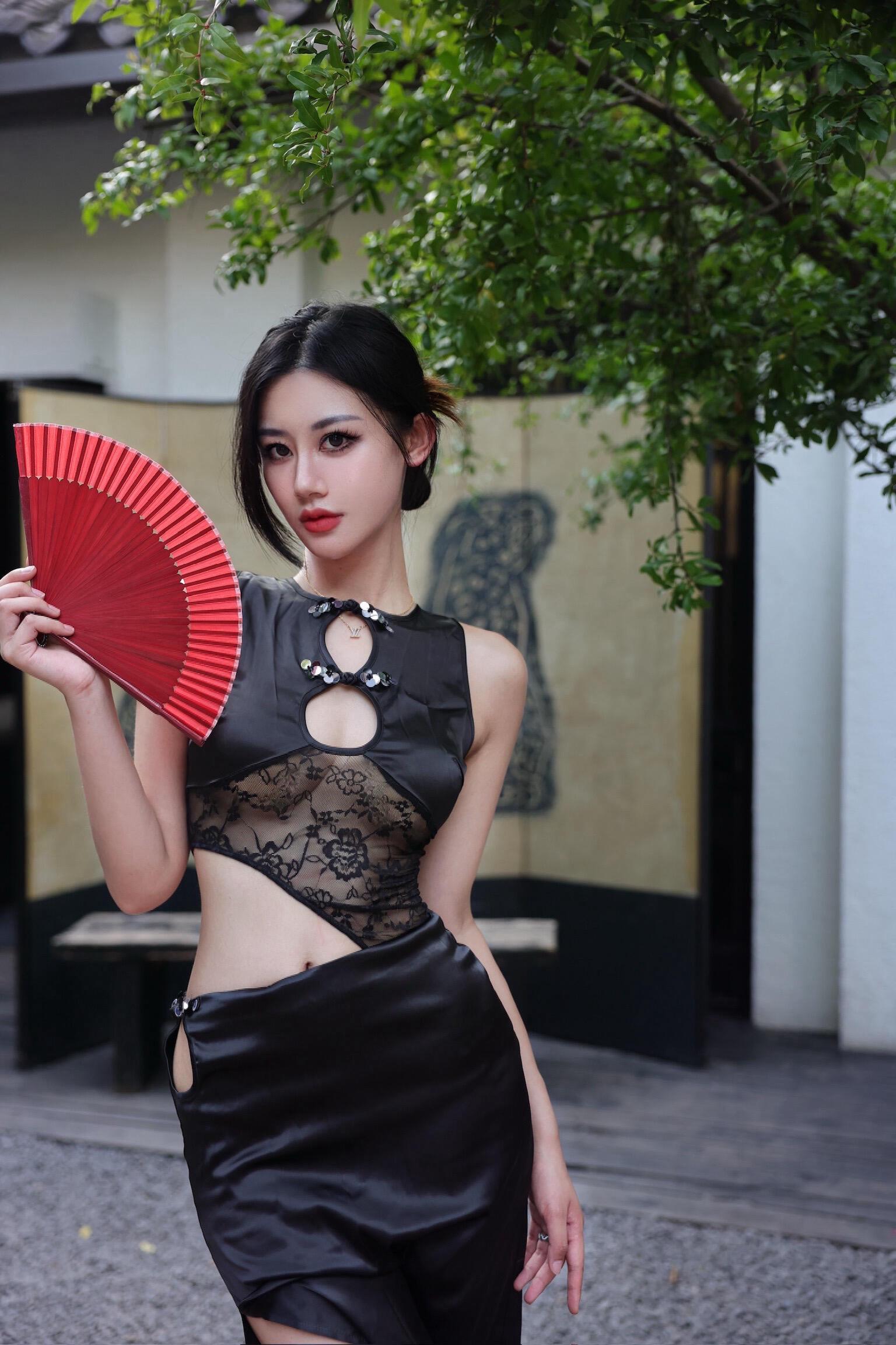 不必讨好谁的眼光， 我自有我的锋芒与温柔。 一袭黑裙，一把红扇， 在旧...