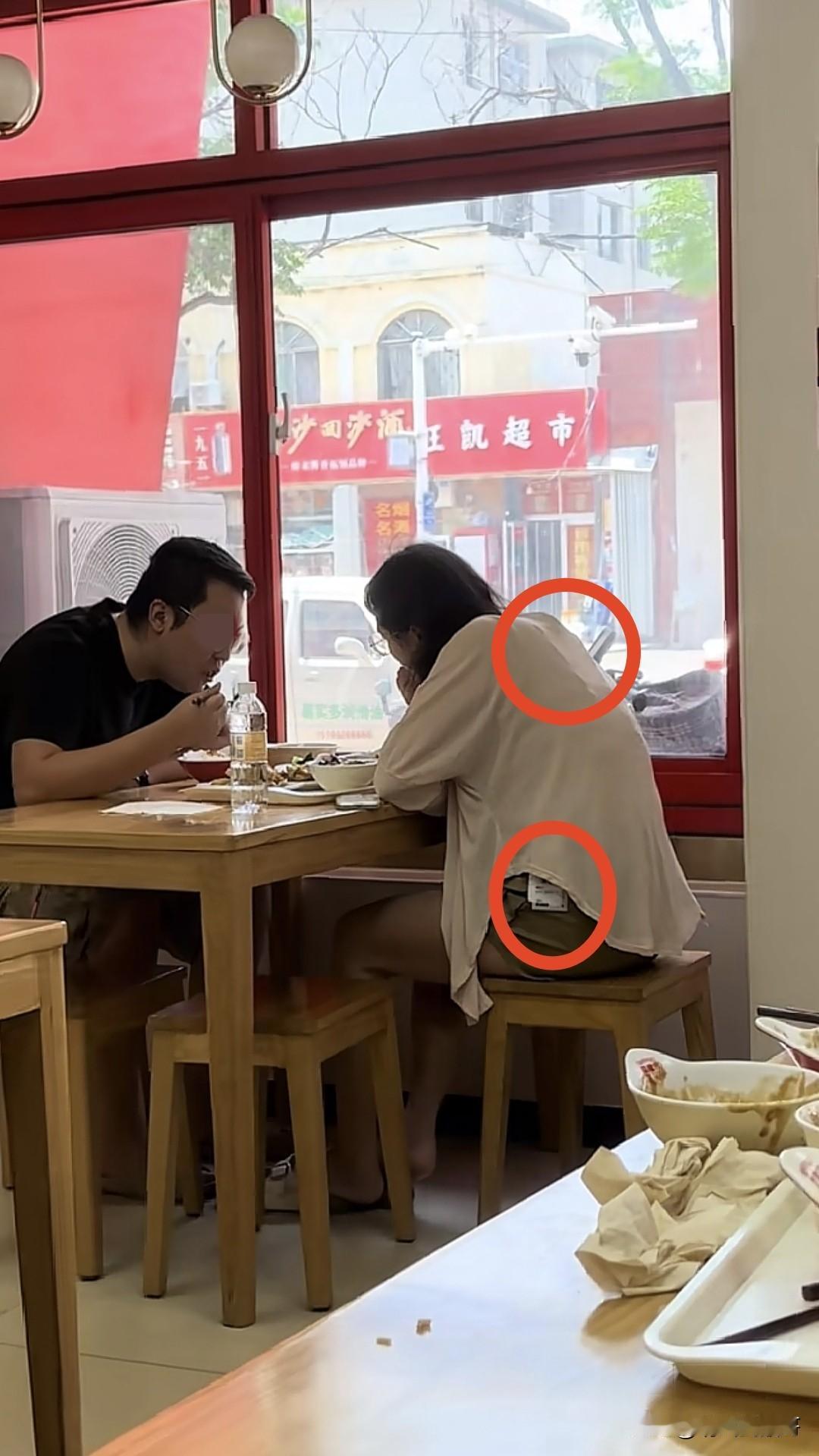 真是无语了，出门约会吃个饭，竟然穿着一身的“吊牌衣”，能跟这样的人坐在一桌，这男