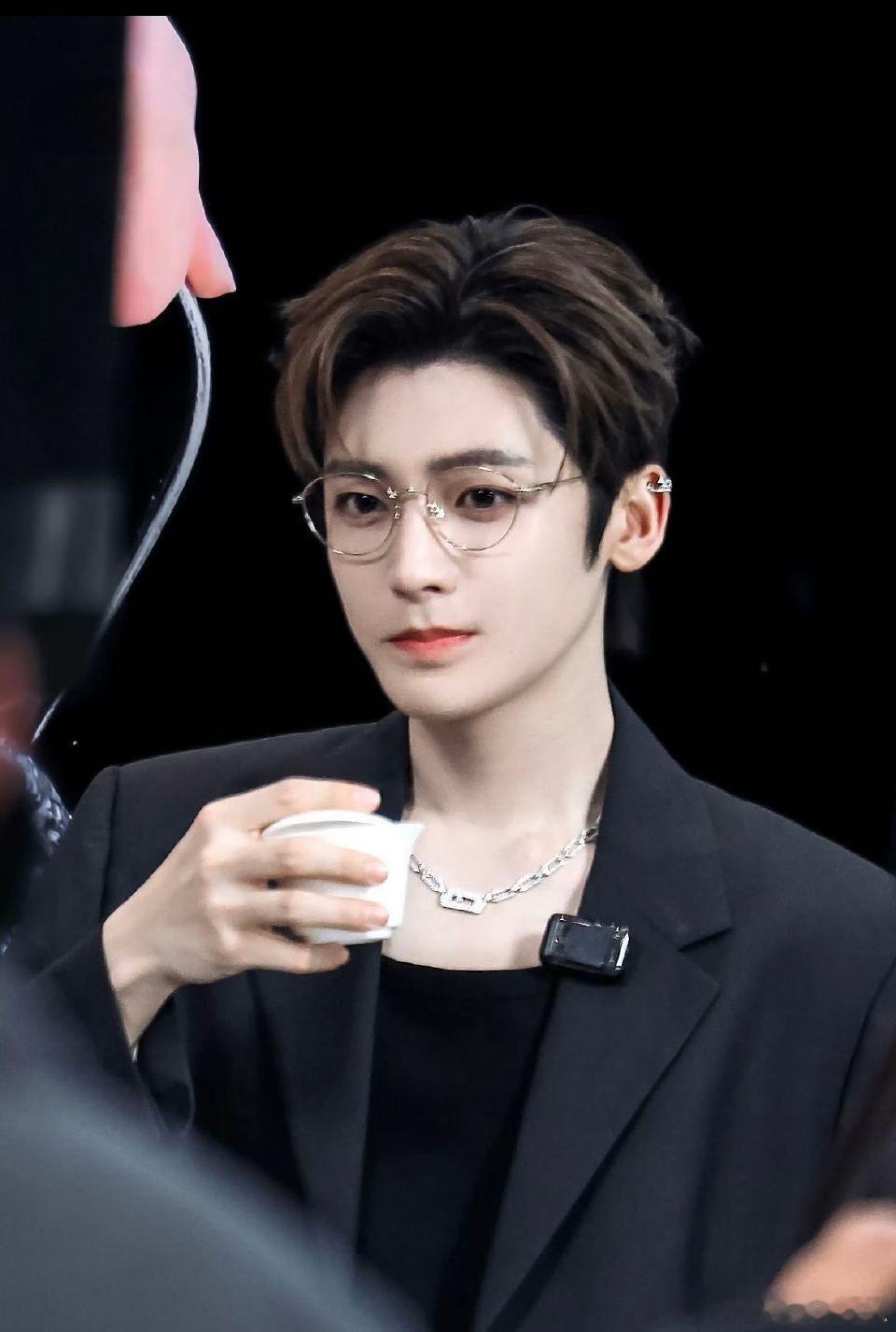 侯明昊聊足球能聊一晚上没想到侯明昊还是个足 球迷呢，谈起来就滔滔不绝的， 对足球