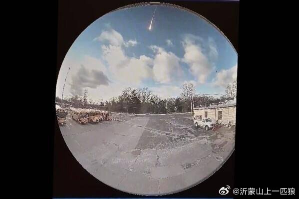 【美国上空划过7吨重流星  解体发出巨响】据美联社等美媒报道，一颗重达7吨的流星