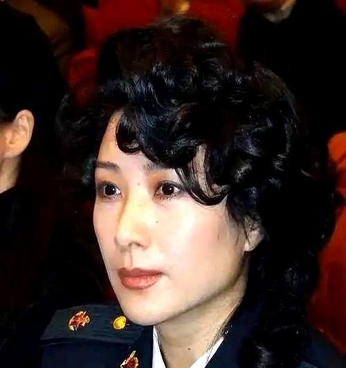 谁能想到，荧幕上把富婆、情妇演得入木三分，一个眼神就能勾魂的演员，现实中竟是海军