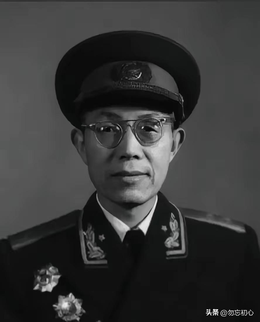 1937年，一红军干部流浪大西北，靠给地主写对联谋生。地主看完字迹后，压低声音：