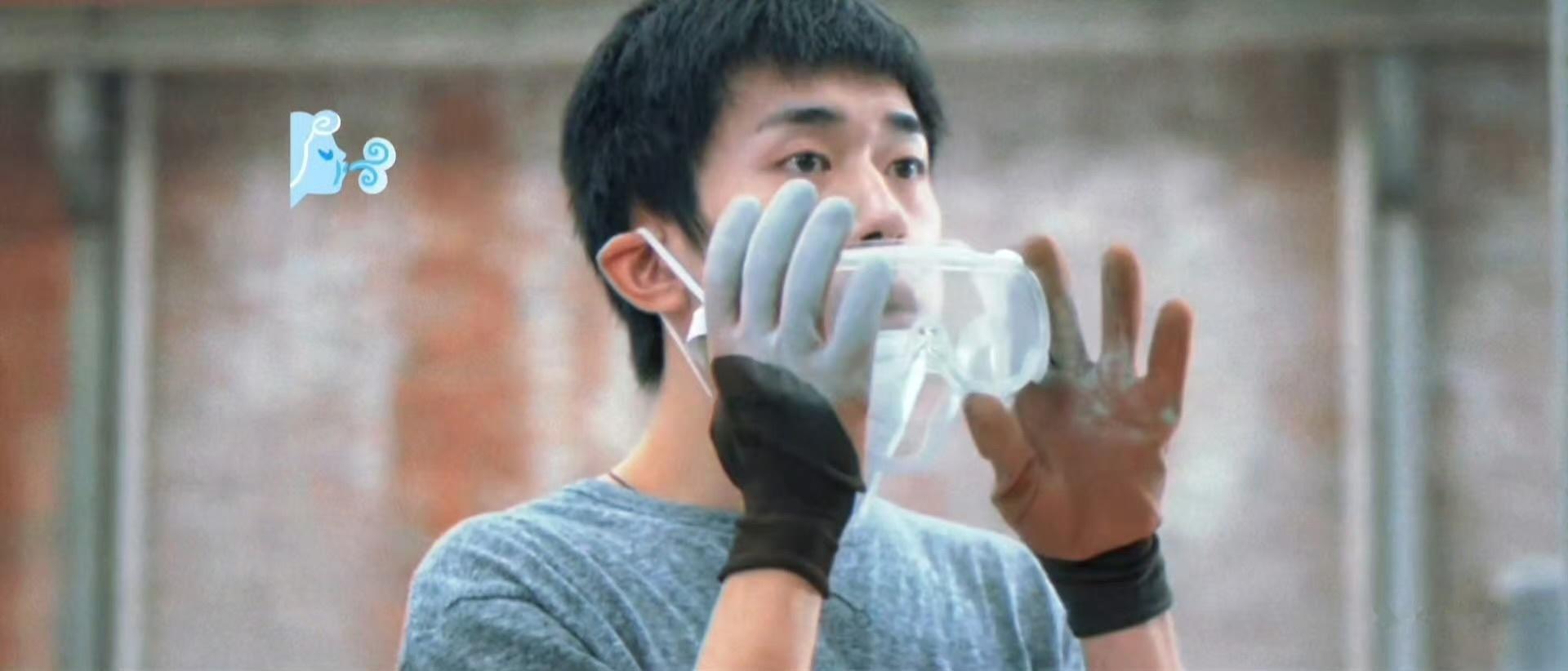 易烊千玺小心翼翼又惹祸了哈哈哈哈哈哈哈特别萌啊，小哥哥，别太萌！千玺，我们喜欢你