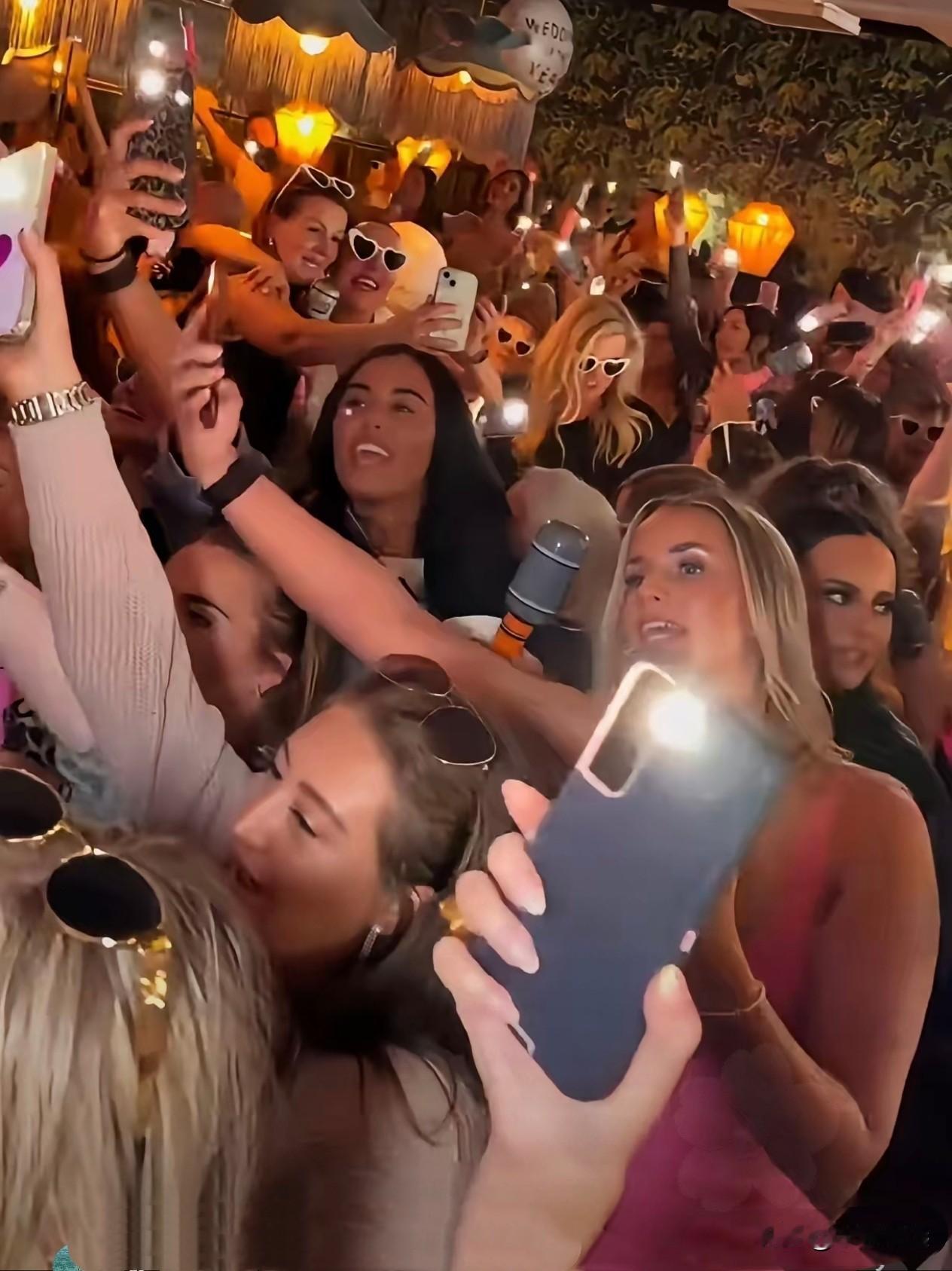 带球回国”，这词儿近几日在留学圈传疯了，听得人背脊发凉。



“带球回国”炸穿