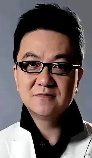 董路又开炮了，这次对准的是自己足球小将的家长。
 
起因挺简单：小球员李昊炎妈妈
