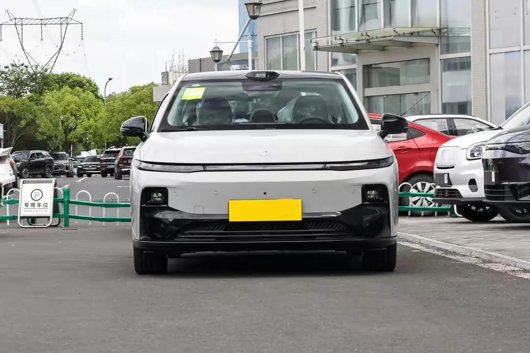 7月24日，零跑B01正式上市，6款配置车型官方指导价8.98万元起。它是零跑B