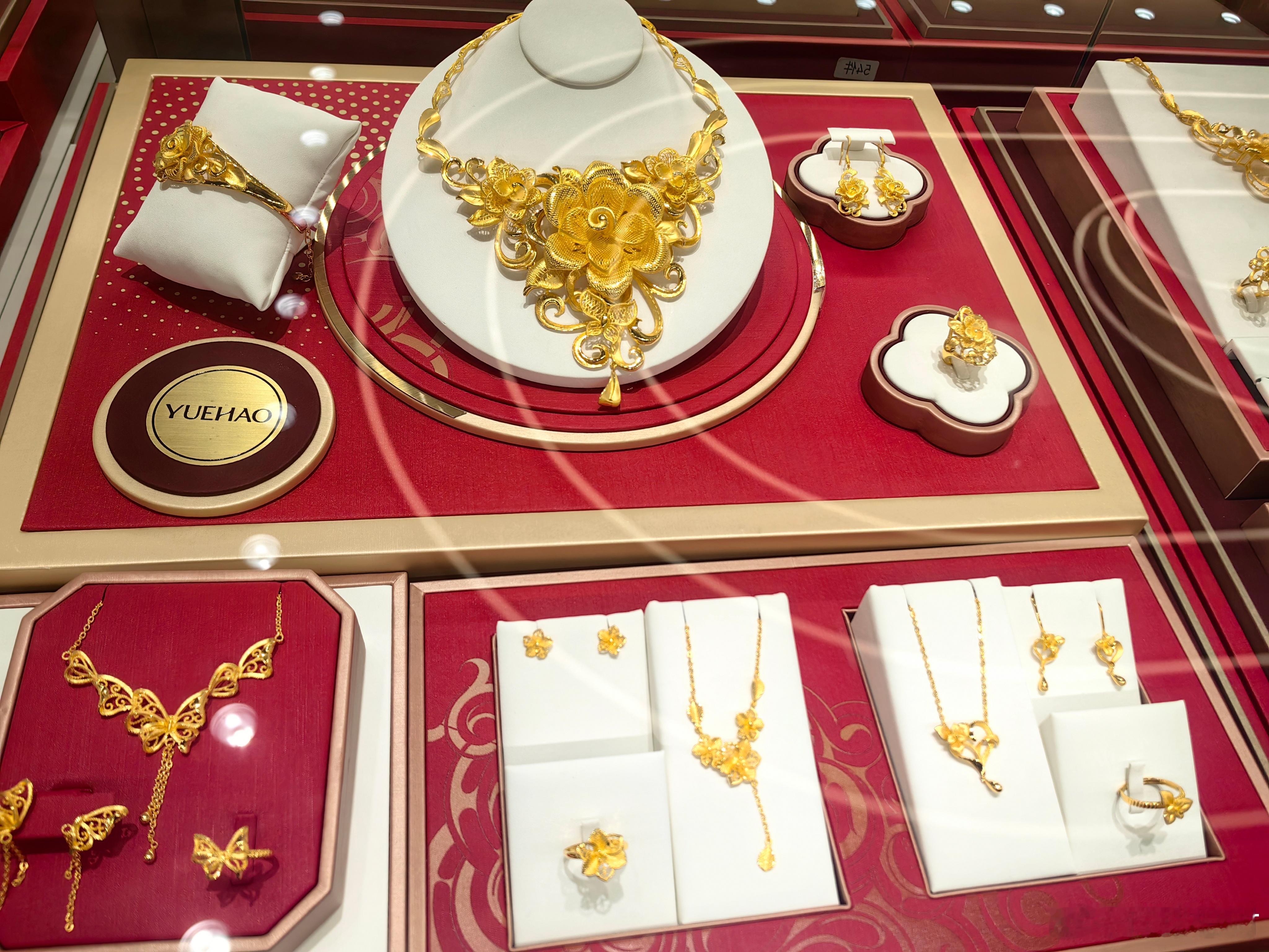 【 】近日，随着国际金价重返高位和黄金税收新规的落地，全国最大的黄金批发市场——