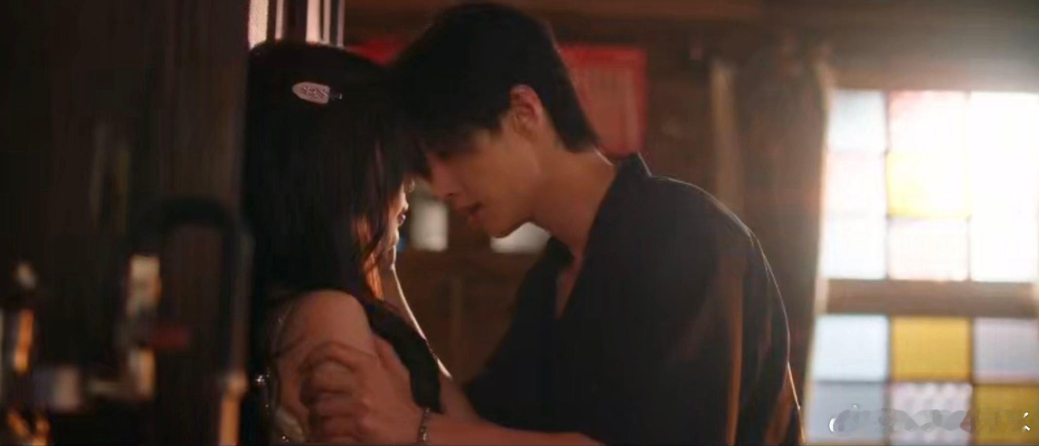 内娱居然拍出了这样的克制吻谁懂这段吻戏的含金量！动情时却克制收手，这拉扯感直接封