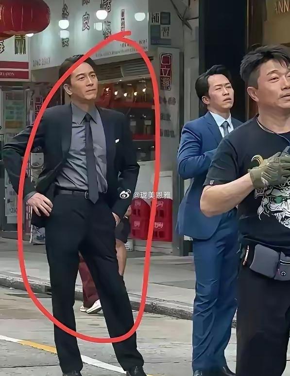 [震惊][震惊][震惊]
看着超眼熟，明明是老牌香港明星，名字偏偏卡在嘴边死活想