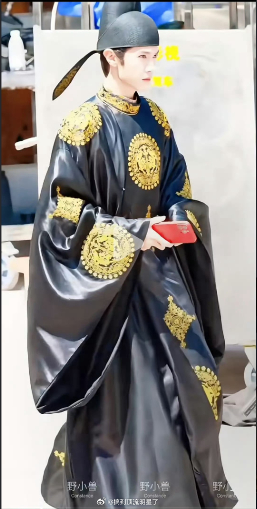 陈哲远这是反光雨衣造型是有什么说法吗？《御廷谣》造型师是有什么心事吗？ ​​​