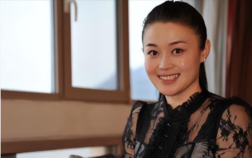 被赵本山捧红的关婷娜，既不会唱歌，也不会跳舞，更不会二人转，也没有向赵本山跪拜师