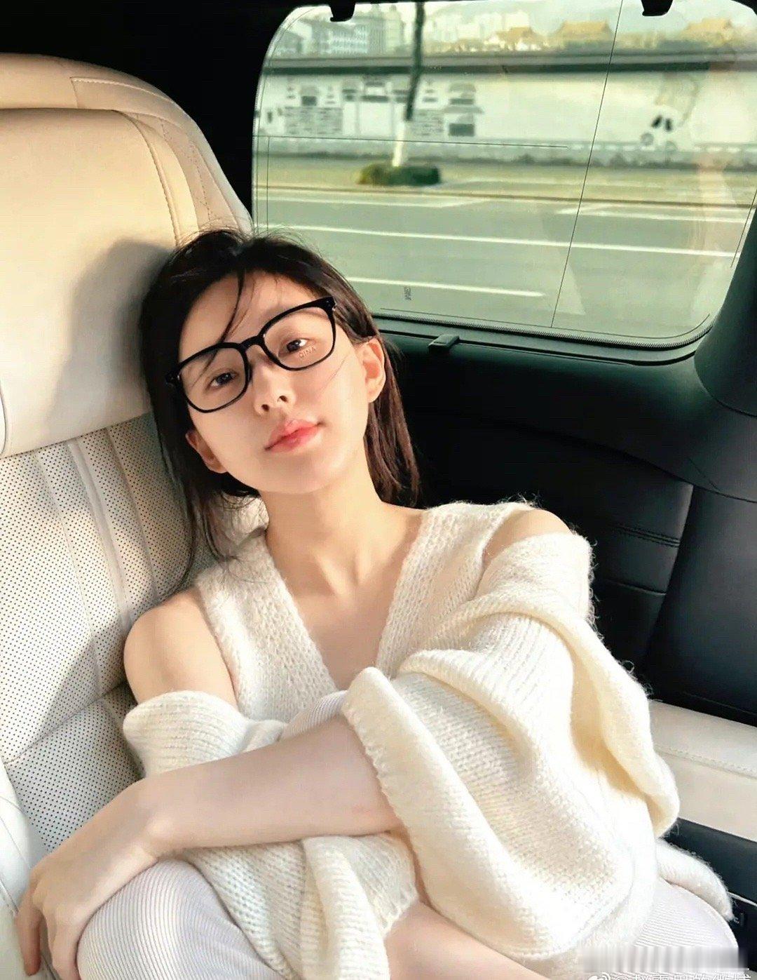 赵露思从范思哲那次翻车之后就一直不正常了 ​​​