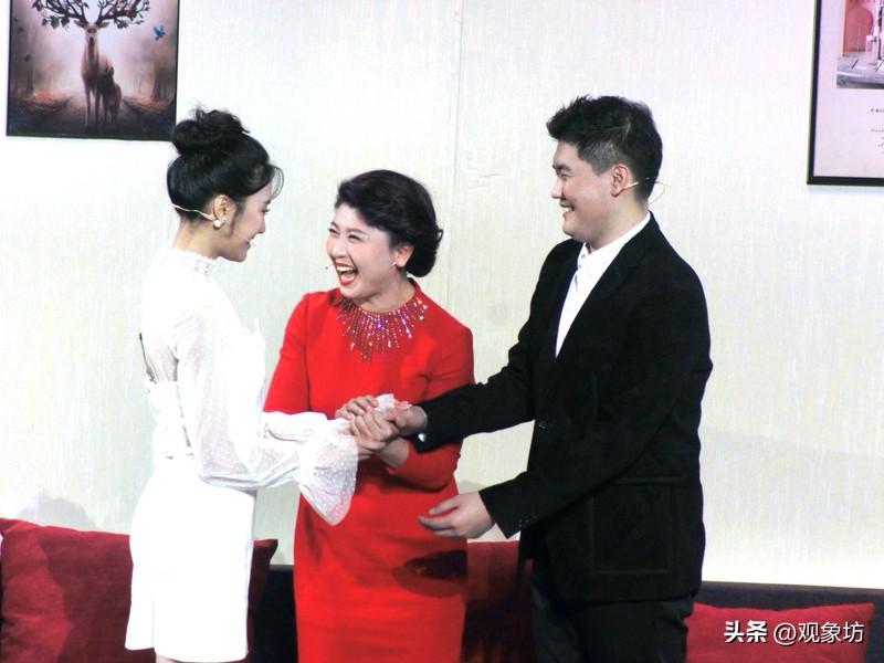 闫学晶“哭穷”翻车：为何她的“朋友圈”集体失声？

闫学晶的“哭穷”风波，像一颗